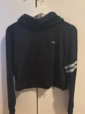 Svart hoodie från STRONGER med tryck - Svart hoodie från stronger.