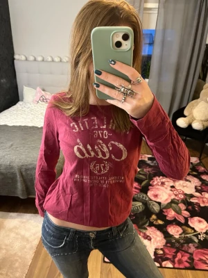 Vinröd långärmad topp  - Säljer en vinröd vintage långärmad topp från JSFN med tryck framtill i vitt. Tröjan har en avslappnad passform och är gjord i mjukt bomullsmaterial. Storlek 38-40 💕