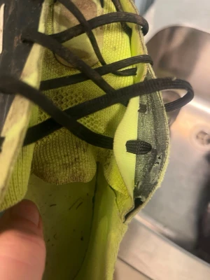 Svarta och neongula Adidas fotbollsskor - Adidas copa med en liten defekt som säkert går att limma. Säljer skorna billigt då de ej använd. Priset går att förhandla. Det är fg