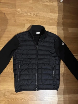 Moncler cardigan - Säljer denna riktigt snygga Moncler cardigan i fint skick i storlek S såklart så är den äkta!