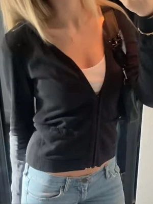 Kofta  - Jätte fin svart kofta med fickor och luva, knappt använd men köpt second hand! Finns ingen lapp med storlek inuti men den sitter som en Xs/ S💗