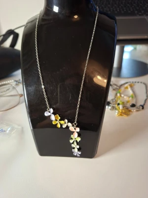 Halsband med blommor i metall - Fler fina accessoarer finns på min profil 💍  More exquisite accessories on my profile listings.