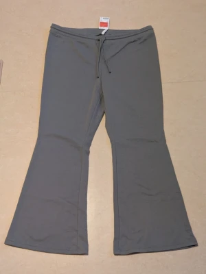 HM byxa DIVIDED  - Snygga HM byxor DIVIDED. NYTT SKICK på byxorna. Prislappen finns kvar på byxorna.