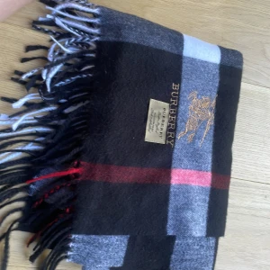 Burberry Halsduk - Färger: Röd Svart Vit Skick: Oanvänd Labels medföljer 