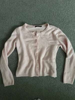 Ljusrosa kofta  - En fin rosa kofta ifrån Lager 157, sitter mer som S 🙌🏻