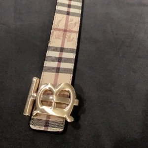  BB bälten - burberry för 200kr för att det är 2 färger på den