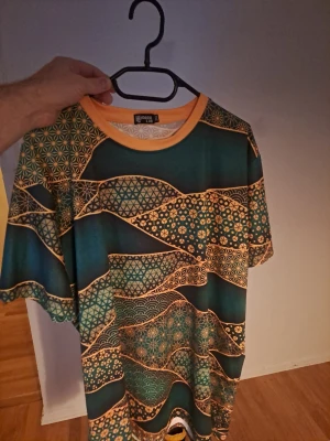 Mönstrad t-shirt från Heroes - Geometriska mönster i skönt material 