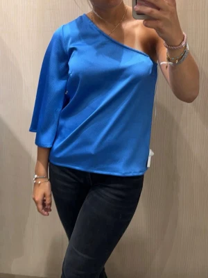 One shoulder topp - Säljer den perfekta festtoppen i blå💙☺️Från object! Säljer då den inte kommer till användning