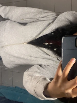 Ljusgrå zip-hoodie  - Säljer en ljusgrå hoodie med dragkedja och stor huva. Jätte söt! Ord köpt från lager 157! 