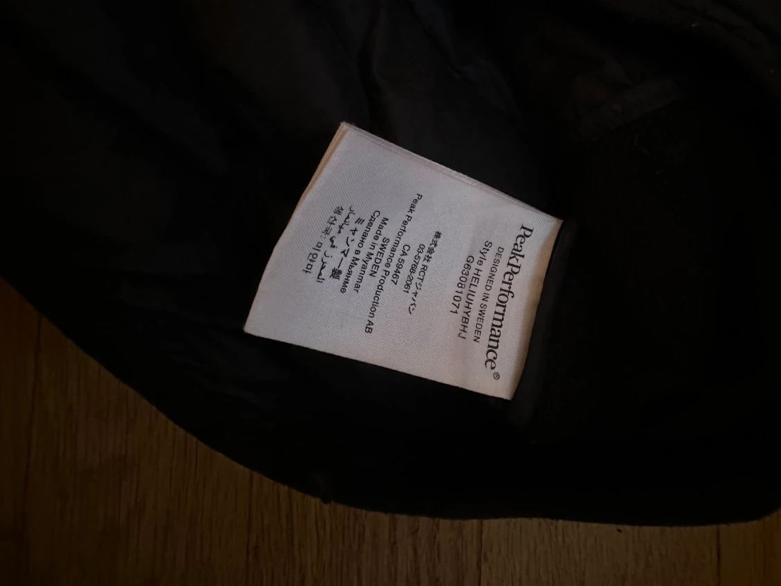 Svart hybriddunjacka från Peak Performance - 3