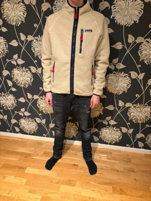 Patagonia fleece beige - Hej! Säljer en Patagonia fleece i färgen beige, bara använd ett fåtal gånger, den är i storlek S och har inga skador eller liknade. Hör av dig vid frågor eller funderingar!