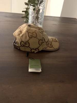 Beige Gucci keps  - Beige Gucci keps helt ny, finns i S och M. Dm för vilken fråga som helst!🫡