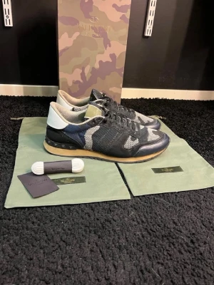 Valentino Garavani Rockrunners - Säljer nu mina as feta rockrunners! Köpte de helt nya för 480€💸, använt lite smått så har lite tecken på användning. Men annars är de i otroligt gott skick!🤩Storlek är 44!                                            Allt og följer med: Dustbag (2st) Kort, extra Skosnöre, låda! Jag fraktar  inom 24h efter köp. Passa på nu innan jag behåller dem!✅🤩