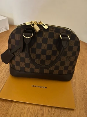 Louis Vuitton alma bb  - Säljer min Louis vuiiton alma bb väska ! Lås , axelrem, box och nycklar följer med . Fraktar samma dag som köp❤️🌸 . Skriv privat för orderbekräftelsen eller serie nummer 🥰🌸Priset kan självklart diskuteras ❤️