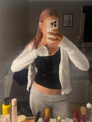 Vit kofta med pärlknappar - Säljer en söt vit kofta med långa ärmar och dekorativa pärlknappar framtill. Köpt på Zara för några år sen. 