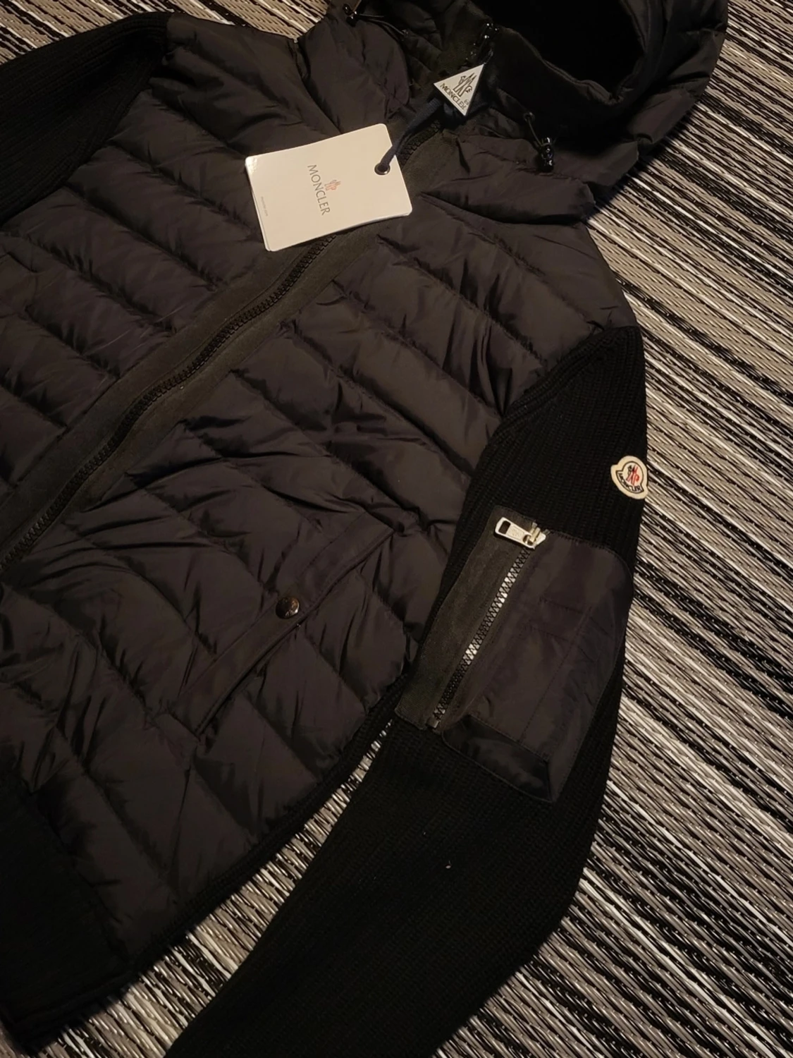 Svart vindjacka från Moncler med huva