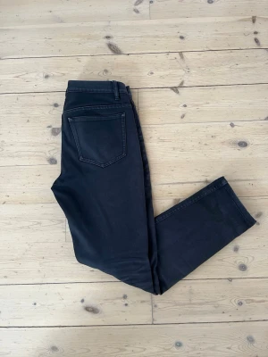 Svarta slim fit jeans från A.P.C - Säljer ett par grå slim fit jeans från A.P.C Jeansen har klassisk femficksmodell, raka ben och diskreta sömmar. Materialet är mjukt och stretchigt för extra komfort. Perfekta till en clean och stilren look. Nypris är ca 2200kr. Modellen är petit standard och de är i storlek 29W. Jeansen är i mycket bra skick utan hål eller andra defekter. Vid frågor eller funderingar är det bara att fråga Mvh Olof.