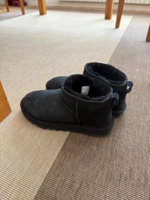 Svarta UGG  - Använda väldigt sällan men har blivit lite missfärgade efter att jag skrubbade dem för att sedan kunna impregnera. De är alltså impregnerade och i super bra skick. De har inte tappat formen och är fortfarande ”stabila”. Kom gärna med bud