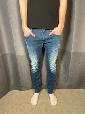 Replay anbass jeans - Tja!| Säljer detta paret feta jeans från Replay!| Modell:Anbass!| Kontakta mig vid minsta fråga!| Pris alltid diskuterbart!| //Nils-liten skada i skrevet som man inte ser, därför billigare pris!