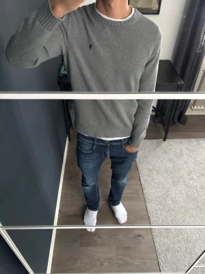 Polo Ralph Laurent stickad tröja  - Tja, säljer en tvär fet grå polo Ralph lauren stickad tröja i storlek S, modellen är 178cm, vädligt bra skick på tröjan och eftertraktad så kom privat vid minsta lilla och pris går att diskutera vid snabb affär🍾🍾