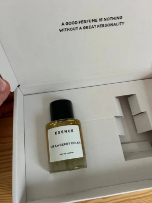 ESSNCE Strawberry Eclair parfym - ESSNCE Strawberry Eclair, kommer inte till användning. Skickas i originalkartong!