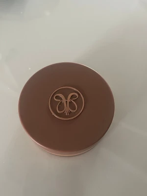 Lös foundation Anastasia Beverly Hills - Säljer en lös foundation från Anastasia Beverly Hills jag har använt den en gång jätte lite så de syns inte ens så den ser helt ny ut färg AMBER ny pris 499 kr 