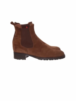 Loro Piana Chelsea Boots - Snygga Loro Piana Chelsea boots i brun mocka med elastiska sidopaneler och grov sula. Klassisk siluett med dragflikar både fram och bak för enkel påtagning. Perfekta för dig som vill ha en stilren och tidlös look.