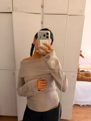Beige off shoulder stickad tröja - Aldrig använd🤍
