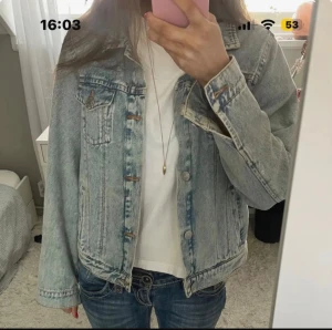 Ljusblå jeansjacka  - Den perfekta ljusblå jeansjackan som lyfter varje outfit. Avslappnad, klassisk och alltid rätt – ett lager som funkar året runt och ger looken en effortless cool känsla. Enkel stil, stora vibes ✨