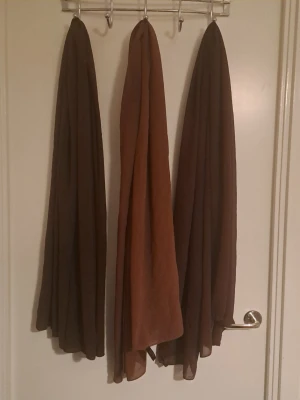 3 sjalar - Höger och vänster är i samma färg. Hittar inga defekter. 🩷