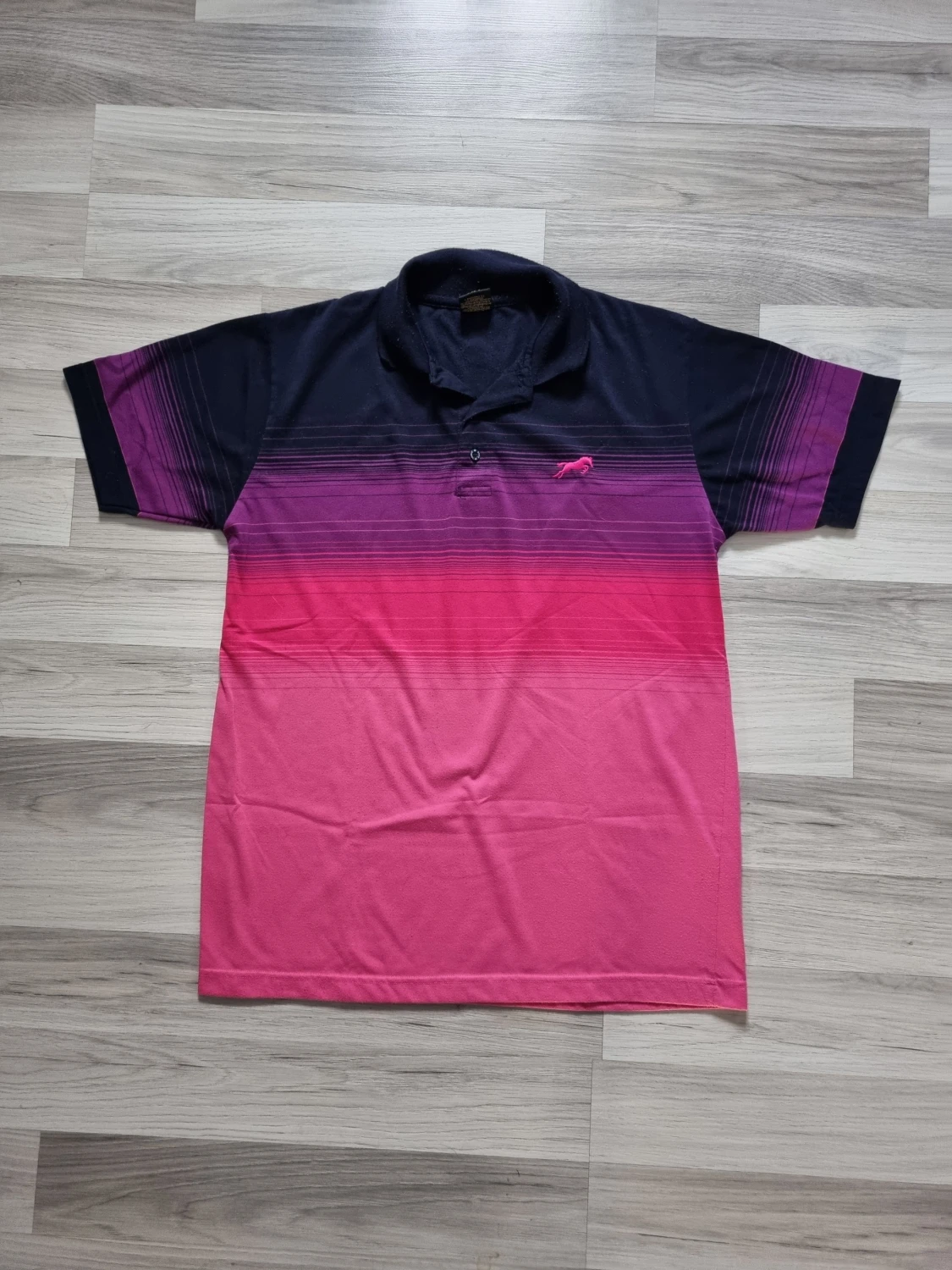 Svart och rosa pikétröja med gradient