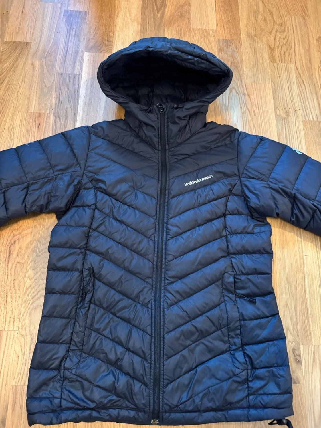 Svart dunjacka Peak Performance - 1