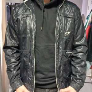Nike jacka wetlook jacket 1984 - Pendlar från Alingsås -> Skövde vardagligen och är även i Uppsala då och då. Säg till om ni vill träffas så slipper ni betala frakten. Ni betalar med swish