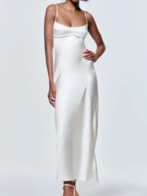 Vit klänning - Elegant vit lång klänning i satin med tunna axelband och rak urringning. Passar tyvärr inte mig💌