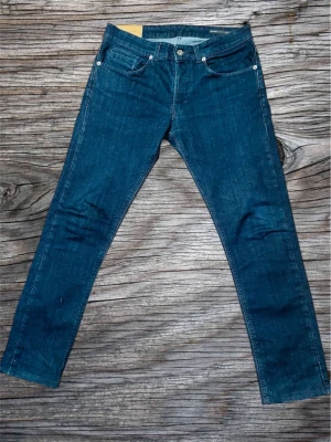 Dondup George - Säljer ett par riktig sköna dondup george i marinblå färg. Riktig stiliga par byxor som går för legit vare da tillfälle nånsin. Dessa är i 9/10 skicka, alltså toppskick och är i storlek w32 och l30-32. Dessa står ute nu för endast 799kr (riktig kap asså). Hör av er vid minsta lilla fundering!!!!