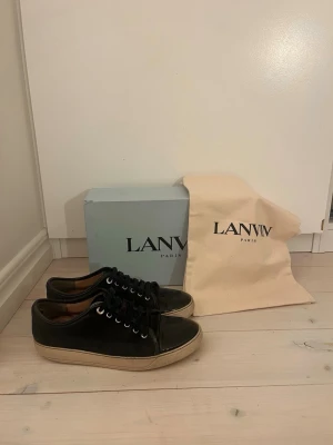 Marin blå Lanvins - Hej idag säljer jag mina Lanvinis! De har varit använda en del men är ändå i okej sick. Jag har bytt ut sulan på skorna eftersom att de förra var trasiga. Hör av er om ni har om ni har några frågor så är vi på ModeVivaFashion glada att få svara på dom!
