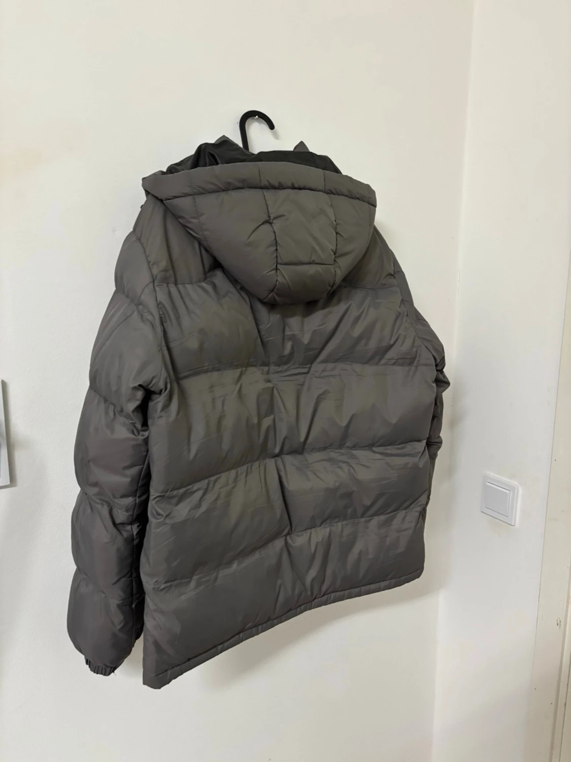 Mörkgrå dunjacka med huva - 1