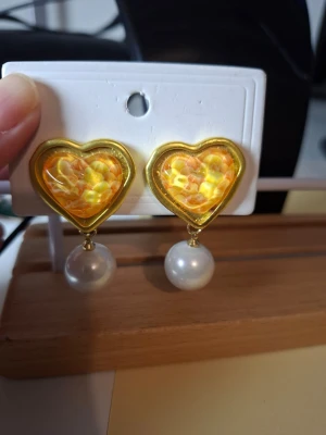 Guldiga hjärtörhängen med pärldroppe - Fler fina accessoarer finns på min profil 💍  More exquisite accessories on my profile listings.