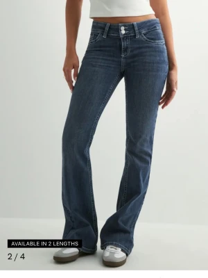 Blå bootcut stitch jeans - Snygga blå bootcut jeans med vita stitches🩷