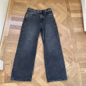 Svarta raka jeans från Gant - Snygga svarta jeans från Gant med raka och lite vida ben. Nyskick