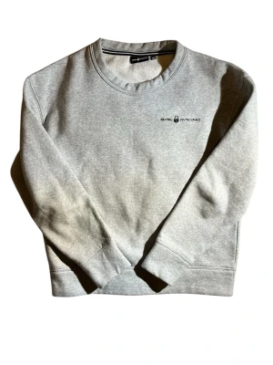 Sail Racing Sweatshirt  - Säljer en otroligt skön sailracing tröja i toppskick! Inga defekter, sparsamtanvänd. Skick 10/10 👏Storlek 160cm. Priset kan diskuteras vid snabb affär! Hör av dig om du har frågor eller vill ha fler bilder!🤝🙌