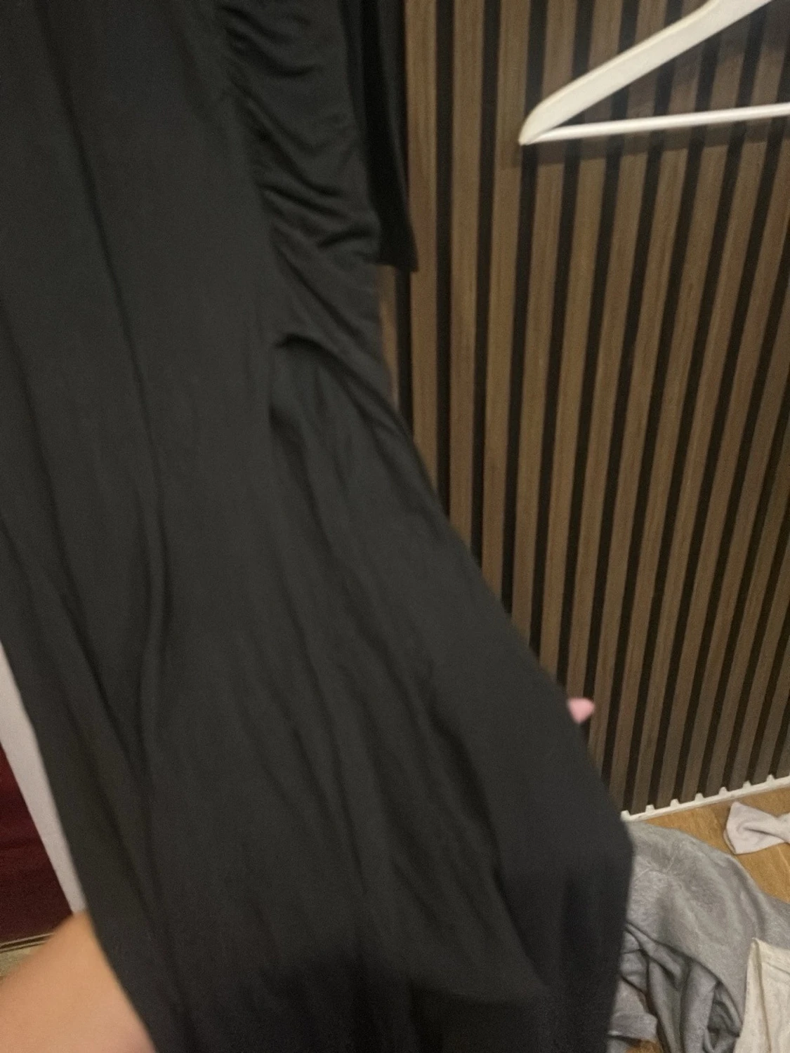 Svart långärmad klänning med rynk - 1