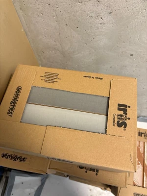 Grå kakelplattor Iris Ceramica - En kartong med rektangulära grå kakelplattor från Iris Ceramica, modell Semigres. Plattorna är tillverkade i keramik och har en stilren, matt yta. Perfekt för att fräscha upp kök eller badrum. Tillverkade i Spanien.