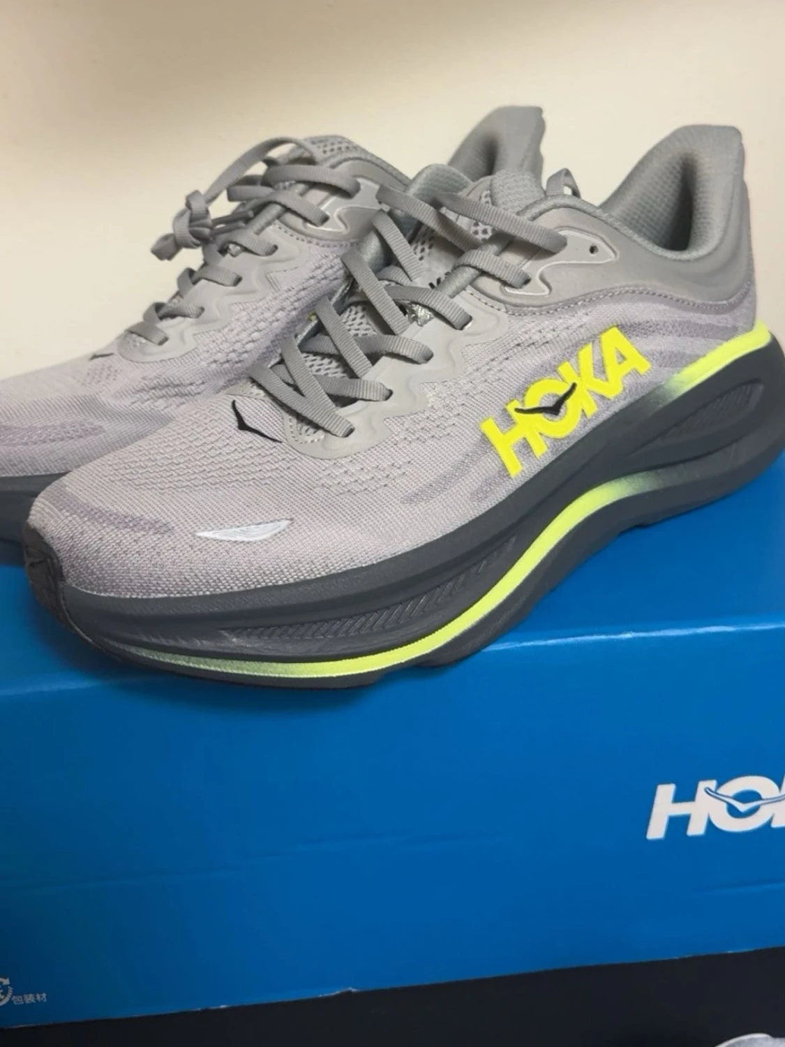 Gråa Hoka sneakers med neongula detaljer - 2