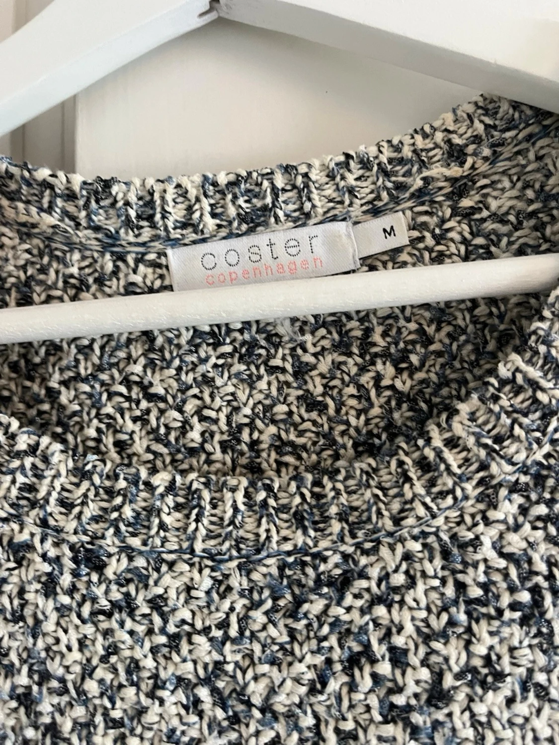 Svartvit stickad tröja med puffärm - 2