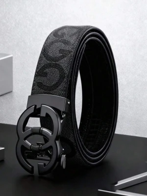 Svart herr bälte med mönstrat spänne - Snyggt svart bälte med unikt mönstrat spänne. Bältet har två olika mönster: ett med diskreta loggor och ett med rutigt mönster. Perfekt accessoar för att lyfta din outfit med en modern touch.