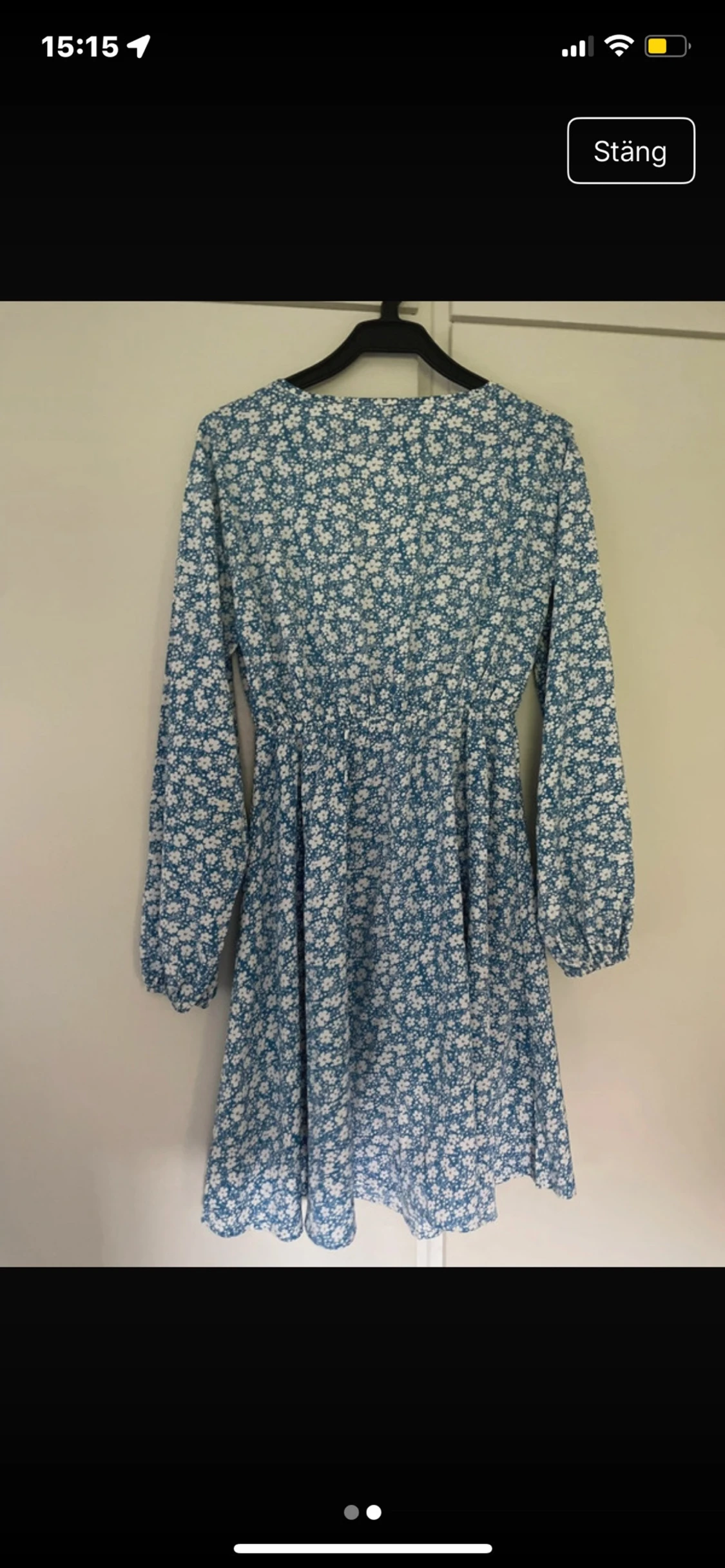 Blå blommig kortklänning med v-ringning - 2