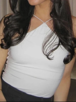 Vit body - Snygg vit body från H&M tyvärr bara kommit till användning en gång