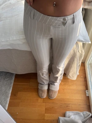 randiga kostymbyxor - jätte fina randiga kostymbyxor från h&m. kan gå ner i pris och har 10% vid köp av bundles!💓