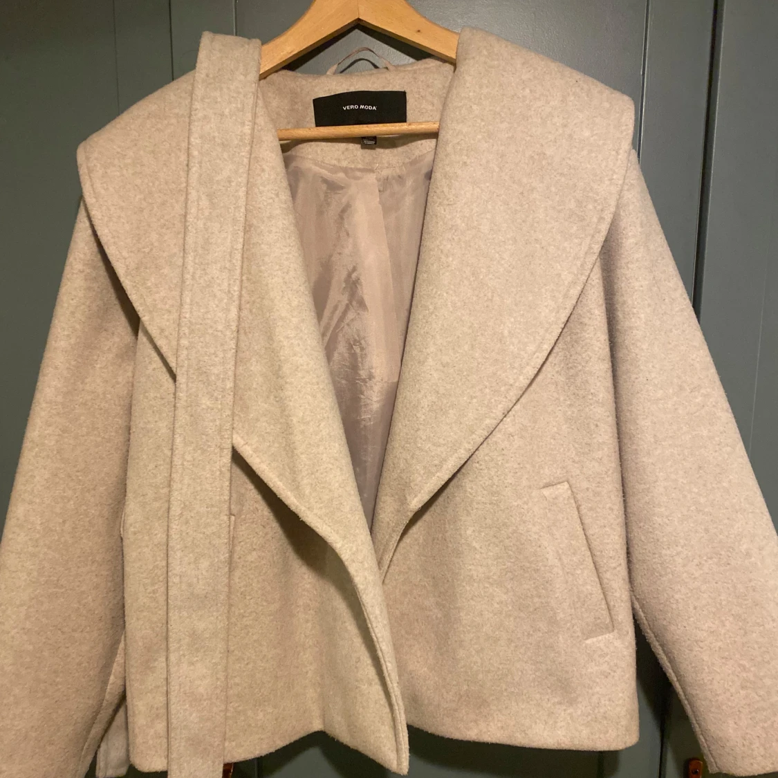 Beige kappa från Vero Moda med bälte - 1